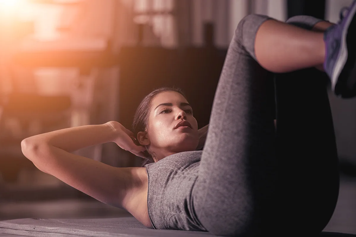 Rotina Rápida: Exercícios para Abdominais Definidos sem Ir ao Ginásio