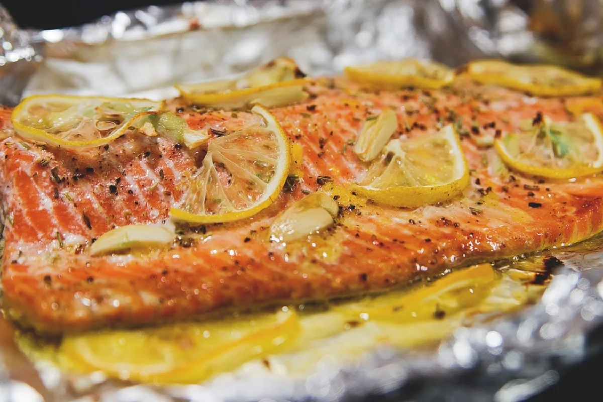 Salmão Assado com Limão e Alecrim: Uma Receita Simples e Saborosa