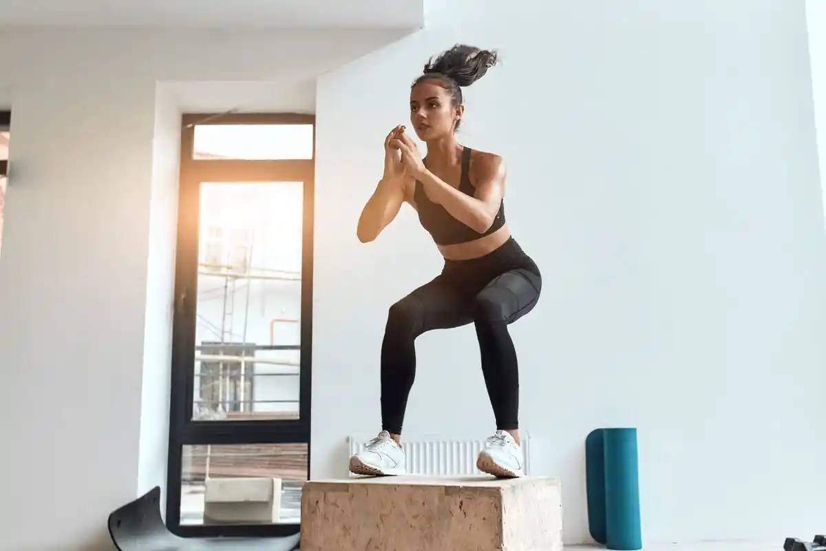 Salto no Banco: O Exercício Chave para uma Rotina Fitness Poderosa com Dicas de Especialistas