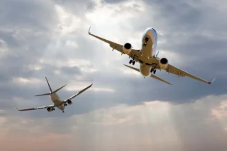 Pilotos Revelam o Segredo das Saudações Aéreas: Como os Aviões “Piscam” uns para os Outros