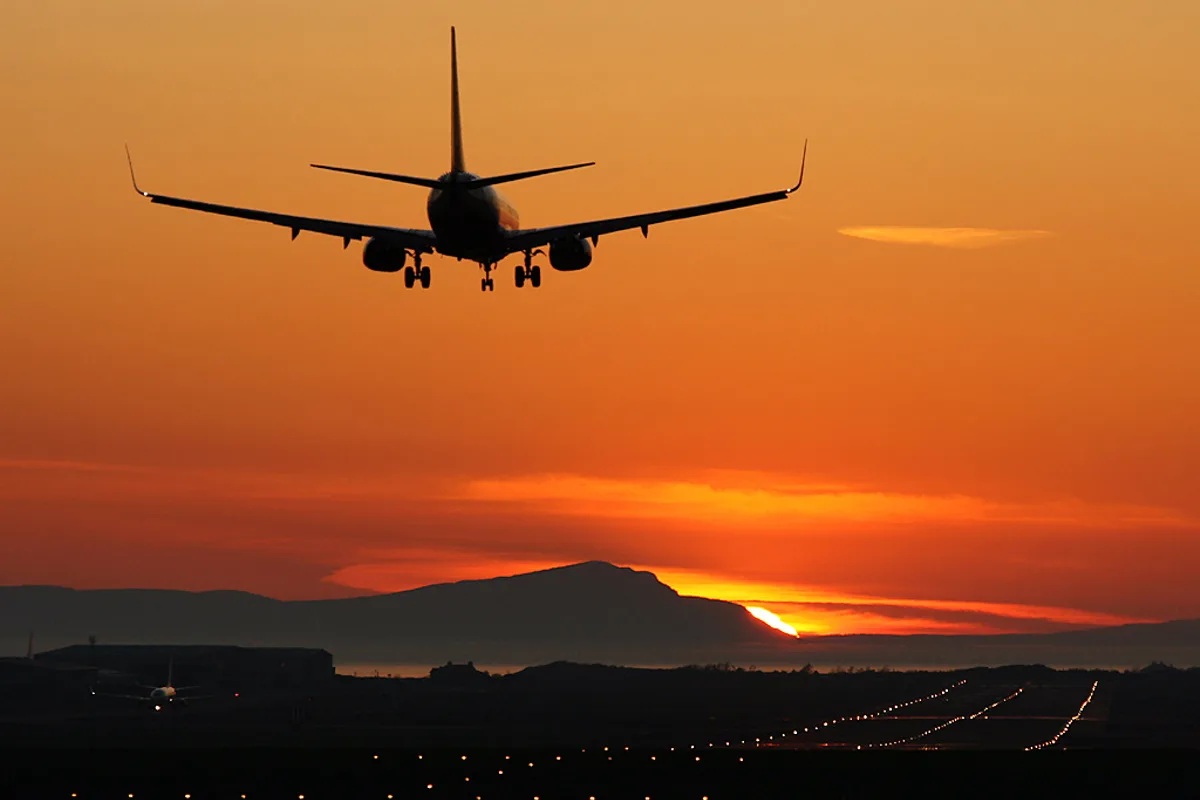 Pilotos Revelam o Segredo das Saudações Aéreas: Como os Aviões “Piscam” uns para os Outros