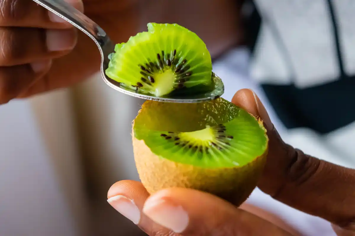 Um Hábito Simples que Pode Melhorar a Tua Saúde: Por Que os Nutricionistas Recomendam Comer Kiwi