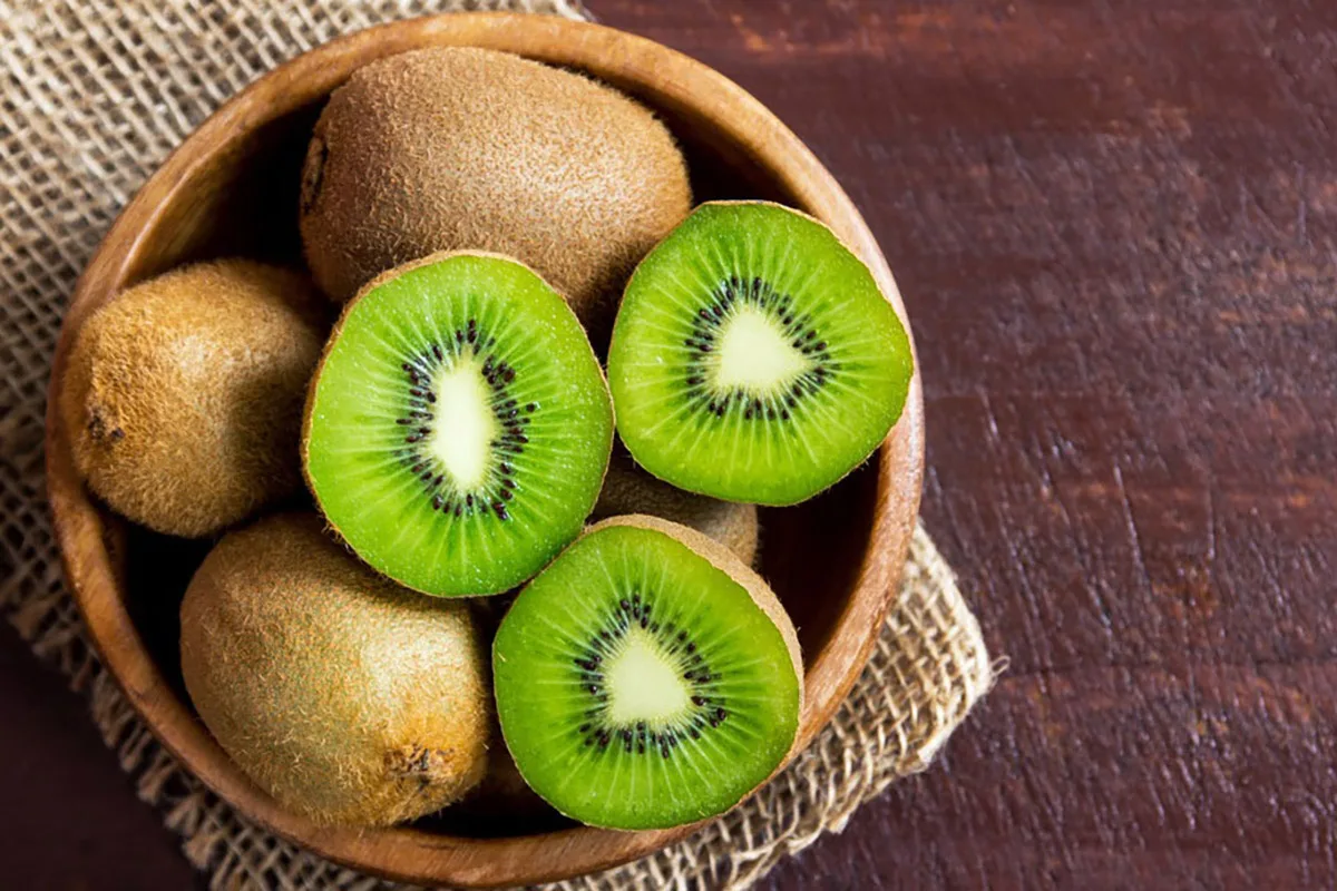 Um Hábito Simples que Pode Melhorar a Tua Saúde: Por Que os Nutricionistas Recomendam Comer Kiwi