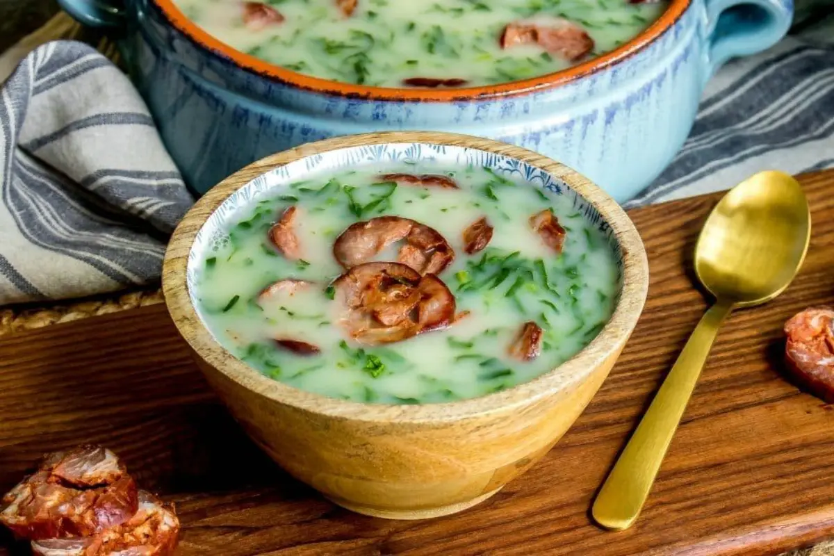 Sopa Portuguesa Caldo Verde: Receita Reconfortante com Apenas 6 Ingredientes