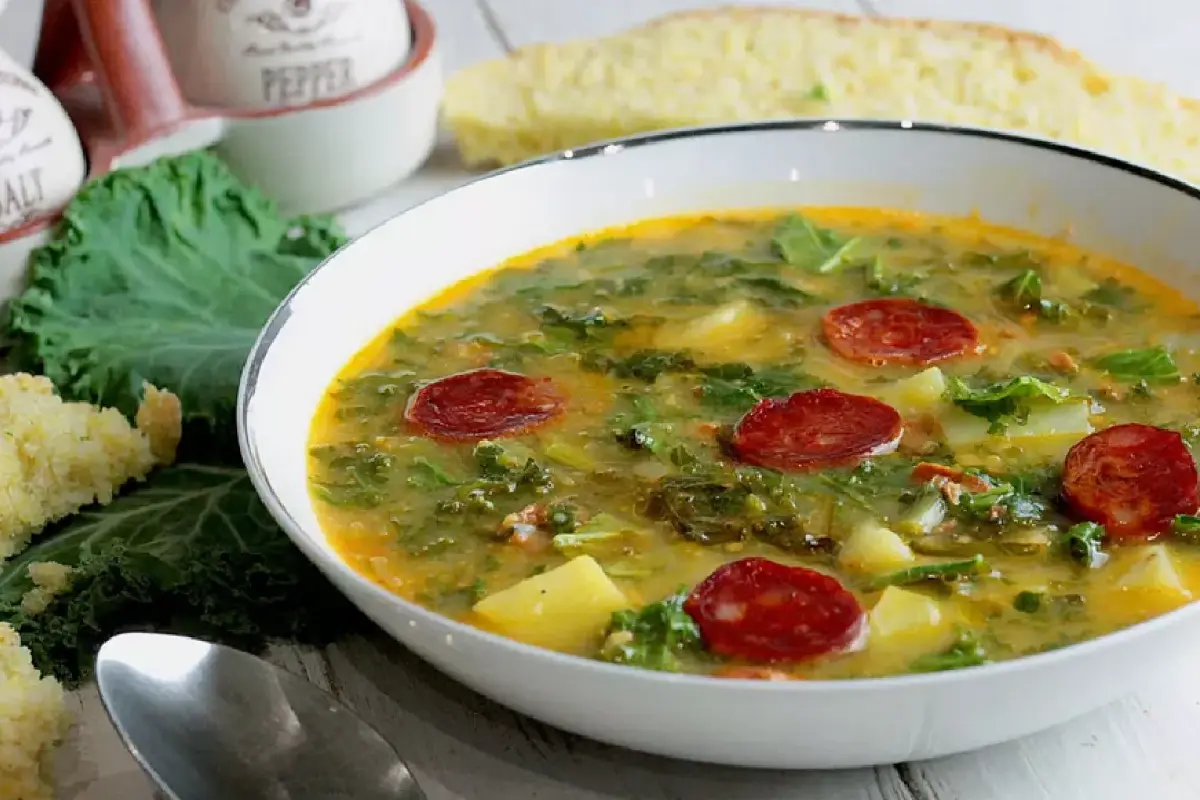 Sopa Portuguesa Caldo Verde: Receita Reconfortante com Apenas 6 Ingredientes
