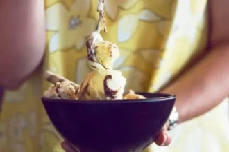 Sorvete Caseiro de Banana Split: Um Doce Sofisticado em Minutos com Poucos Ingredientes