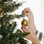Adeus aos ornamentos tradicionais de Natal: Descobre a tendência moderna e prática para 2025