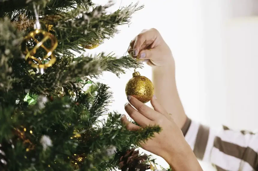 Adeus aos ornamentos tradicionais de Natal: Descobre a tendência moderna e prática para 2025