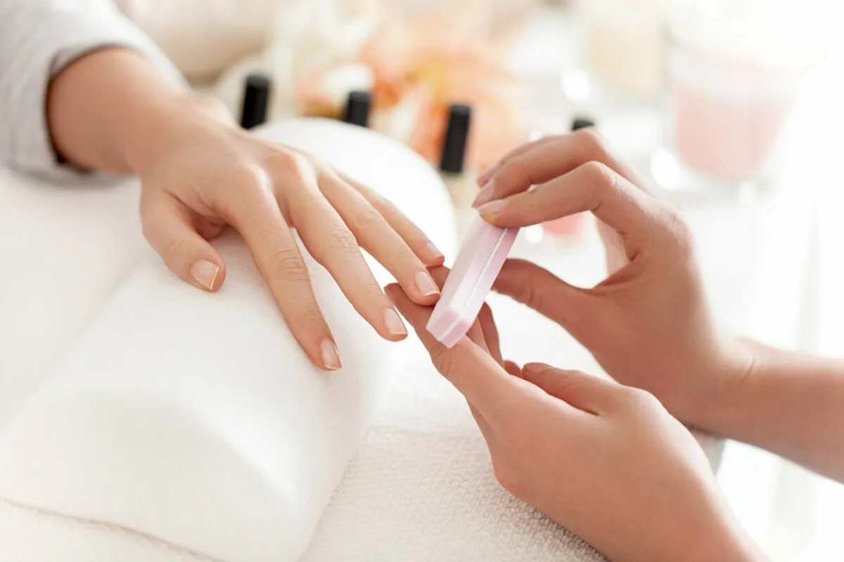 Adeus às Cores Vibrantes: A Tendência de Manicure que Domina o Outono 2025