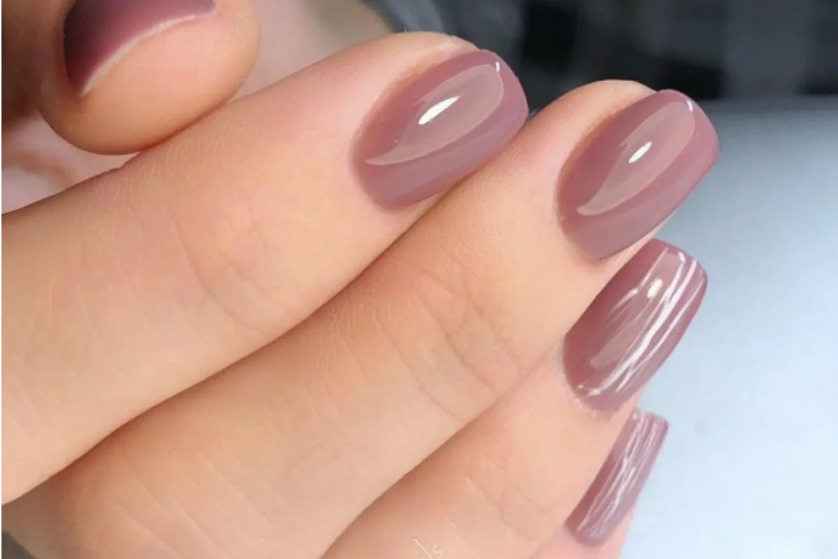 Adeus às Cores Vibrantes: A Tendência de Manicure que Domina o Outono 2025