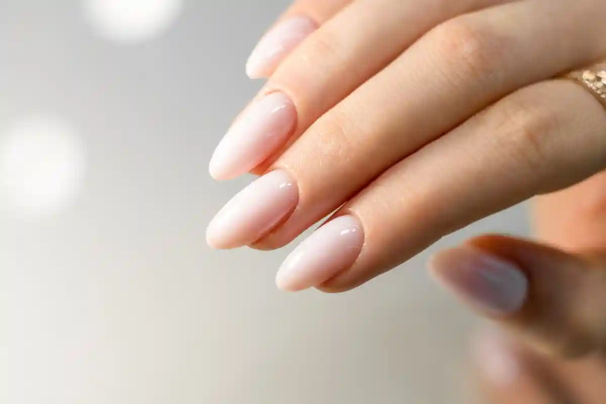 Adeus às Cores Vibrantes: A Tendência de Manicure que Domina o Outono 2025