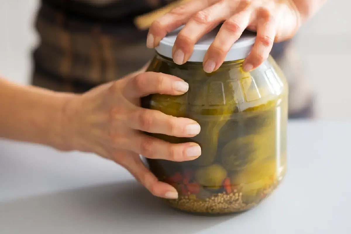 Para de Bater nos Frascos de Compota Antes de Abrir: O Truque Viral para Abrir sem Esforço