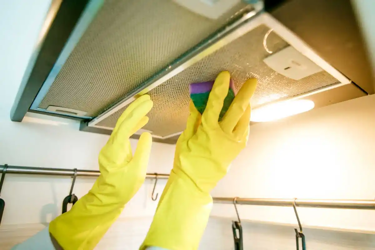 Nem Vinagre Nem Amónia: O Truque dos Especialistas para Remover a Gordura da Coifa e Deixá-la Como Nova