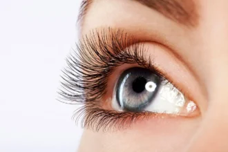 Truque de Maquiagem para Pestanas Volumosas: O Segredo para uma Mirada Impactante sem Extensões