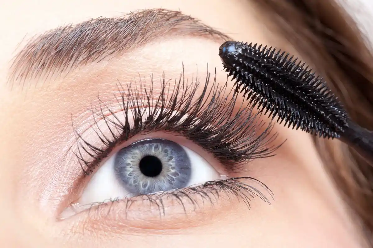 Truque de Maquiagem para Pestanas Volumosas: O Segredo para uma Mirada Impactante sem Extensões