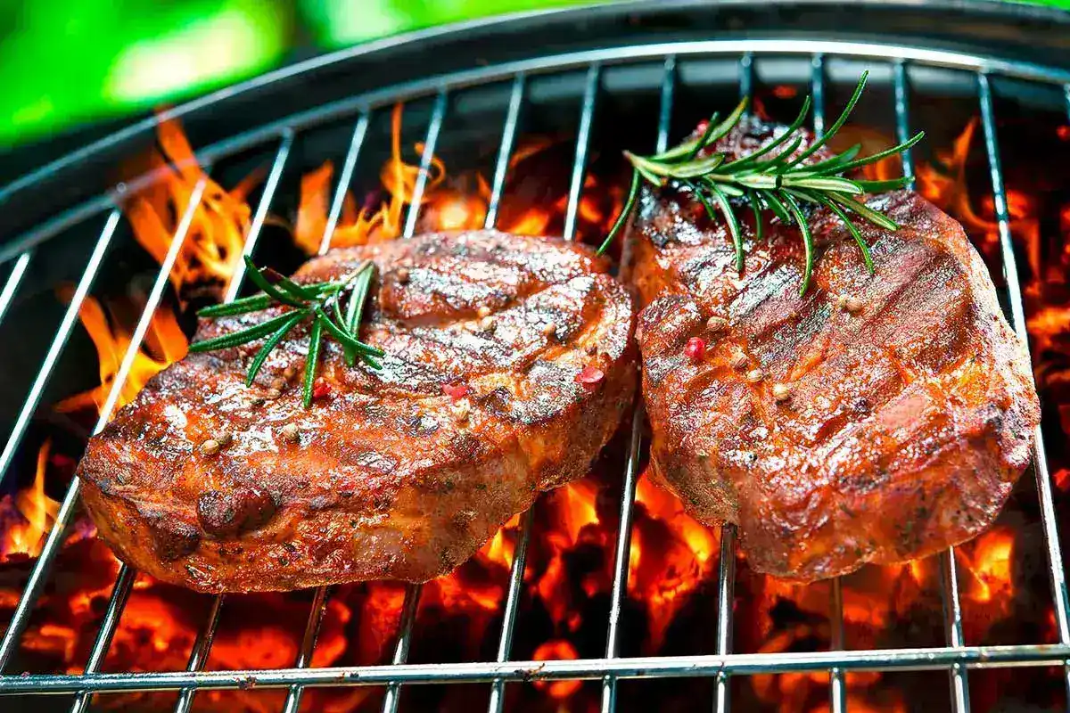 Truques para o Churrasco que Você Não Conhecia: Adicionar Cerveja à Carne Antes de Grelhar