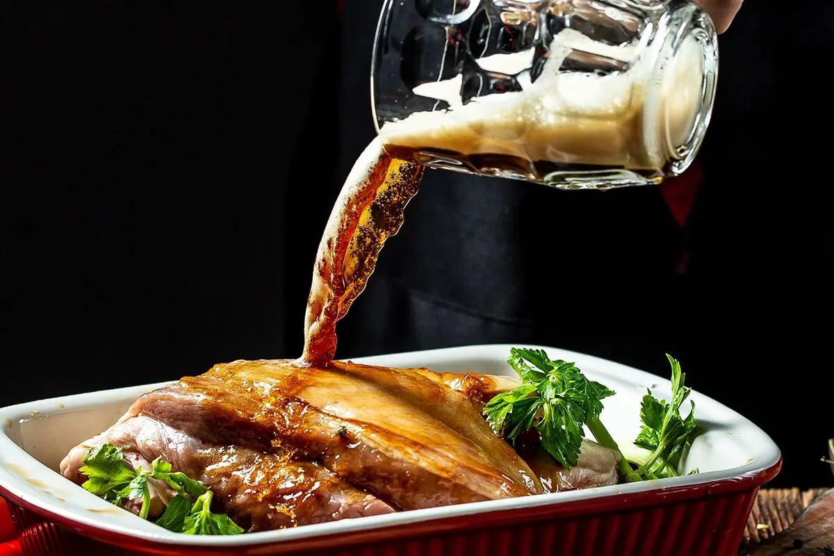 Truques para o Churrasco que Você Não Conhecia: Adicionar Cerveja à Carne Antes de Grelhar