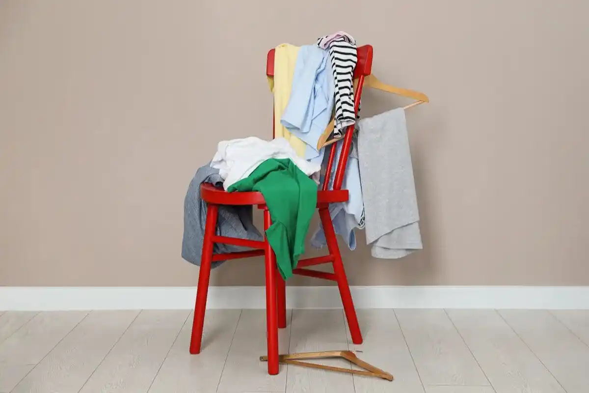 Deixar roupa acumulada numa cadeira dias a fio: o que a psicologia revela sobre ti