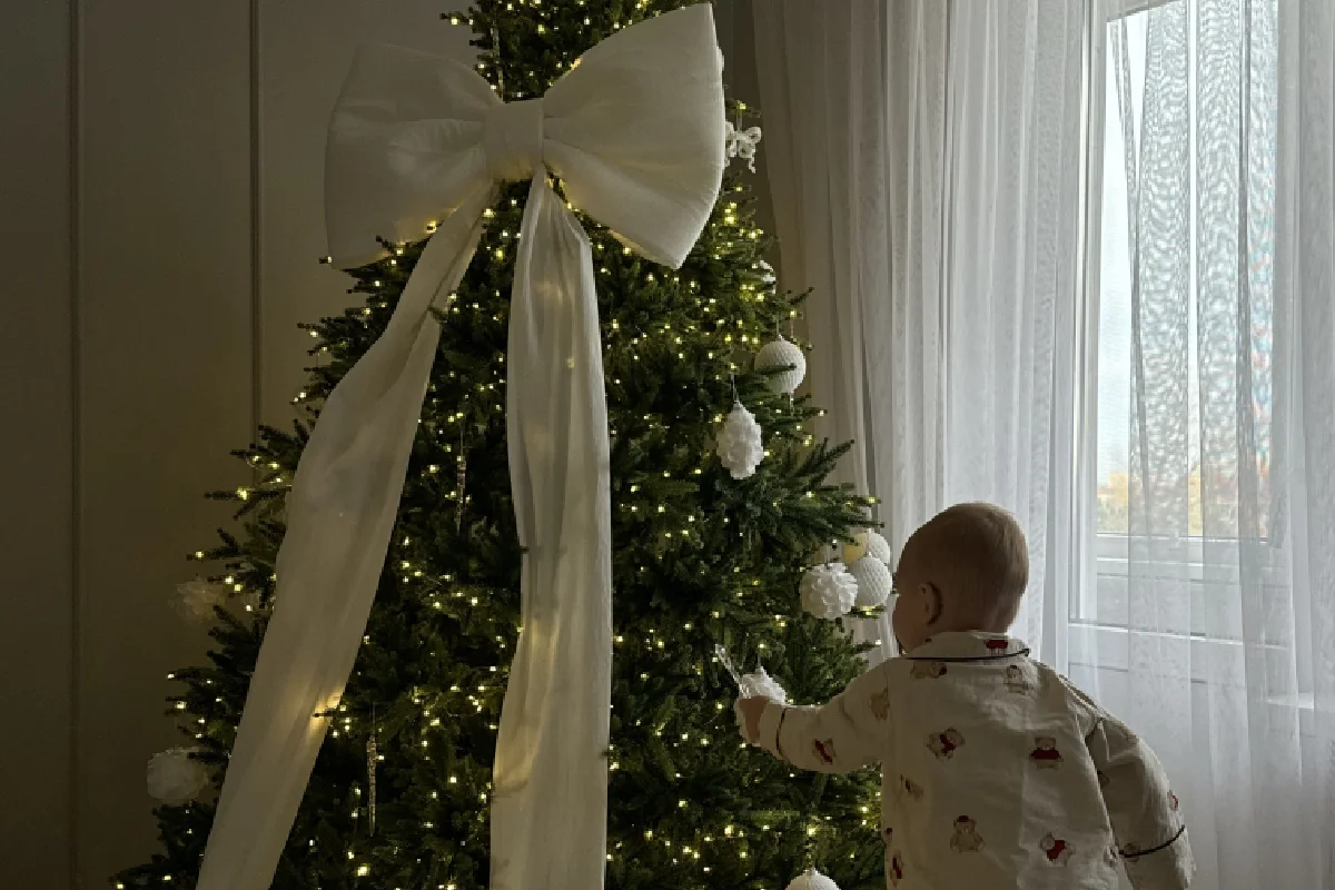 Adeus à Estrela Tradicional: O Laço XL como a Decoração Mais Elegante para Sua Árvore de Natal em 2025
