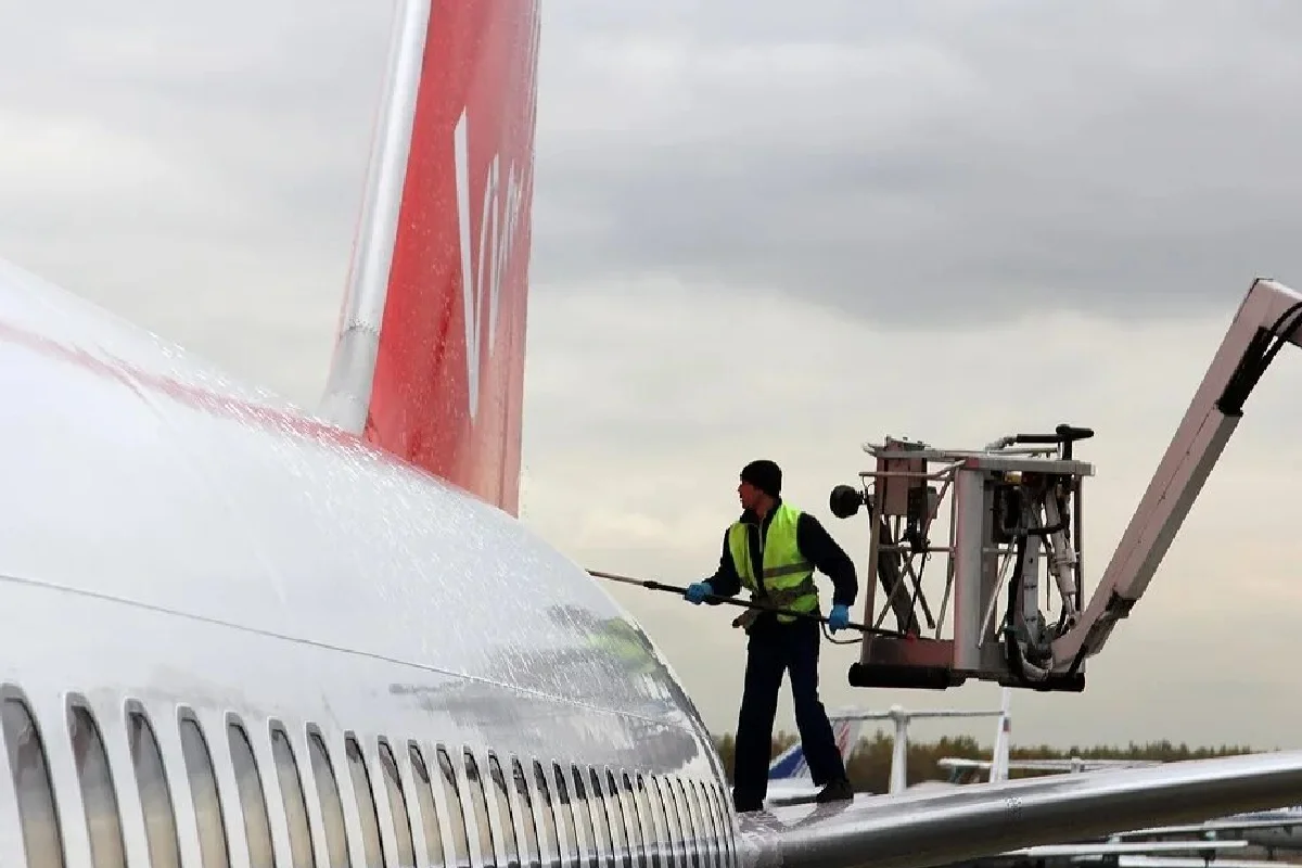 Por Que os Aviões Precisam Ser Lavados Regularmente: Explicação de Especialista