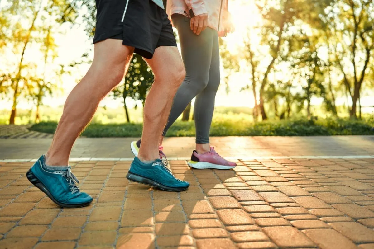 Caminhar rápido ou devagar: a ciência já sabe qual envelhece menos o corpo