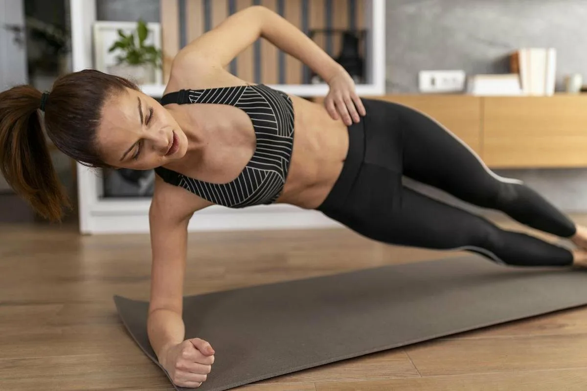 Exercícios que podes fazer em casa para marcar o core, queimar gordura e definir a cintura