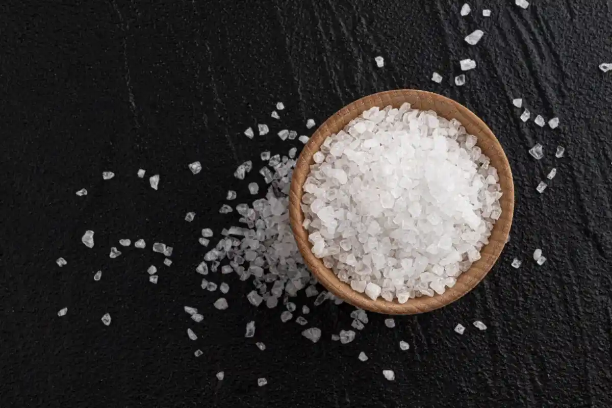 Como fazer uma limpeza energética com sal: um ritual de harmonia e renovação do lar