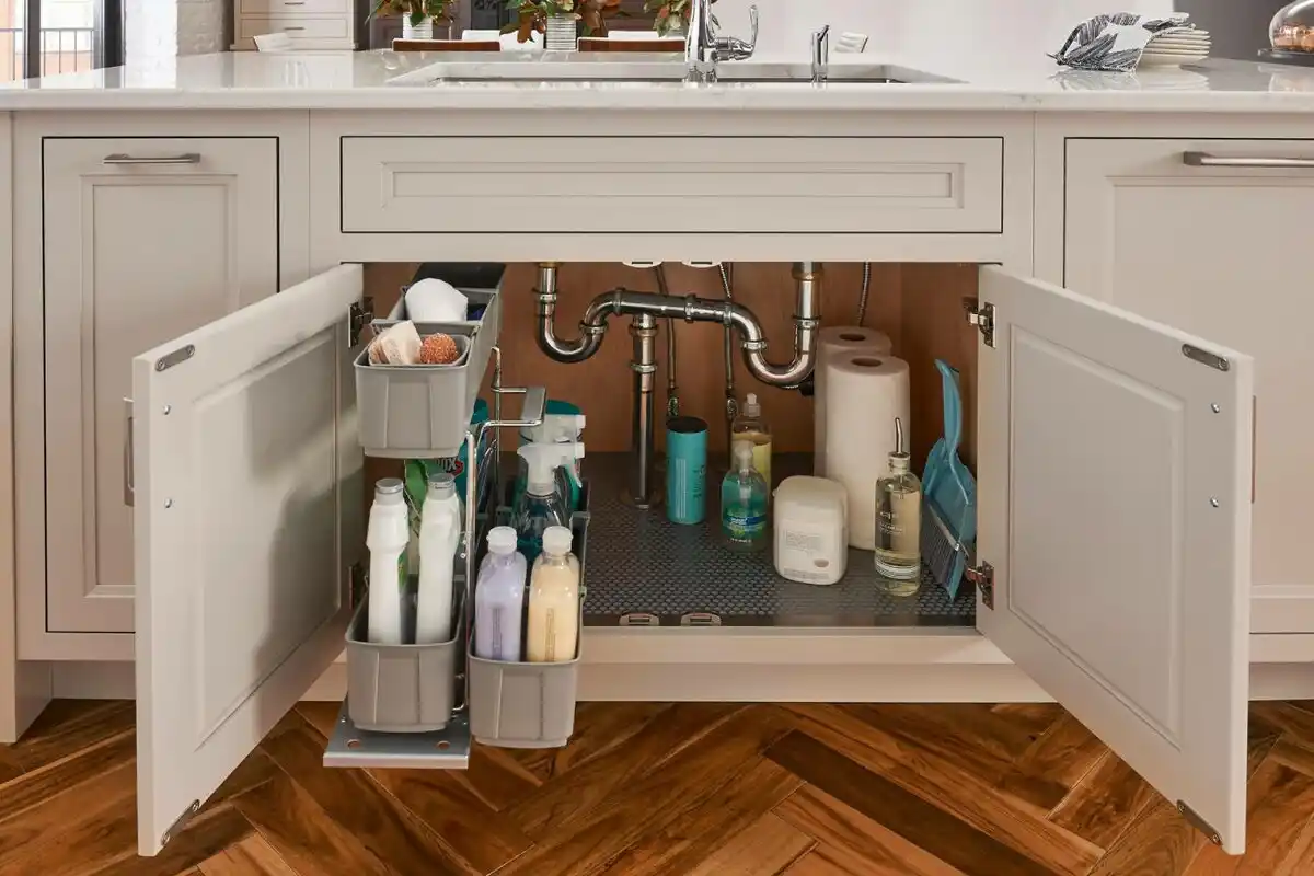 Como Organizar o Armário Sob a Pia: Soluções Práticas para Mais Espaço e Ordem