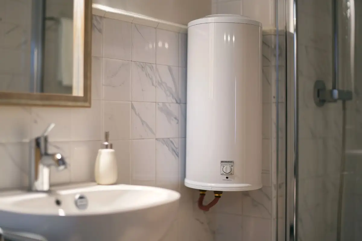 Economia Pode Virar Problema: É Seguro Desligar o Aquecedor de Água à Noite?