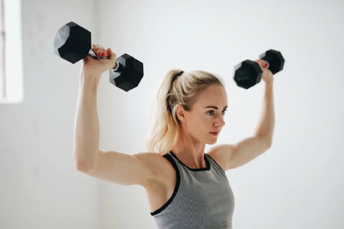 Rotina de 4 exercícios para braços delgados e firmes com halteres de 2-3 kg ou garrafas de 1,5 L