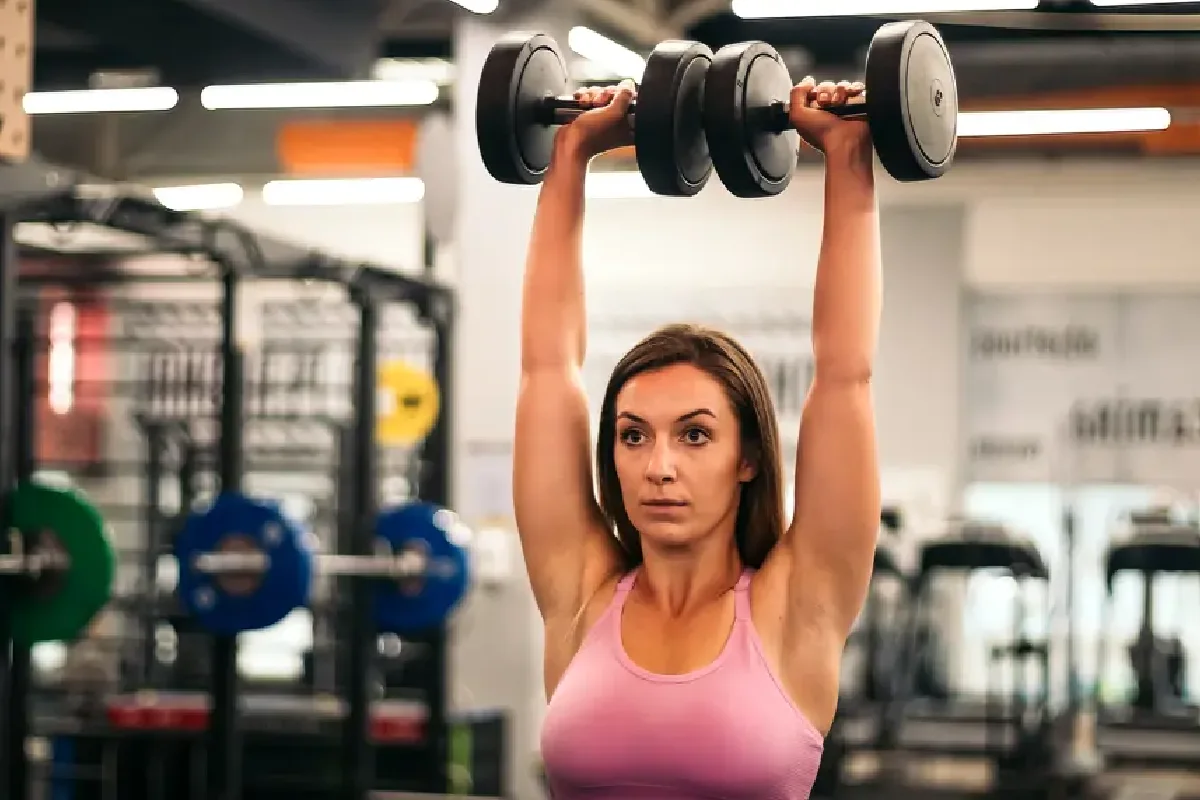 Rotina de 4 exercícios para braços delgados e firmes com halteres de 2-3 kg ou garrafas de 1,5 L