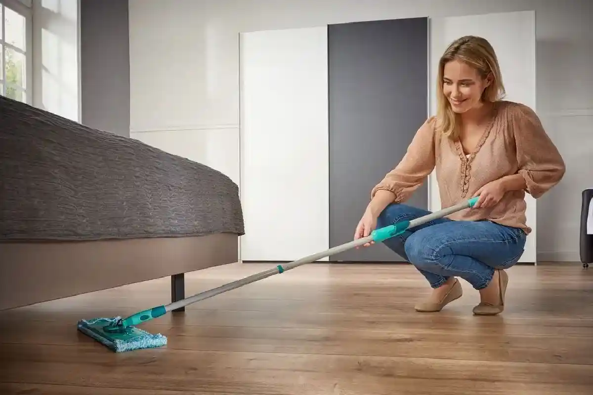 Limpar com vinagre debaixo da cama: para que serve e por que tantas pessoas recomendam esse truque simples