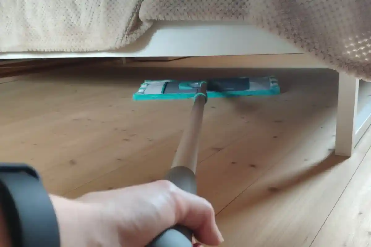 Limpar com vinagre debaixo da cama: para que serve e por que tantas pessoas recomendam esse truque simples