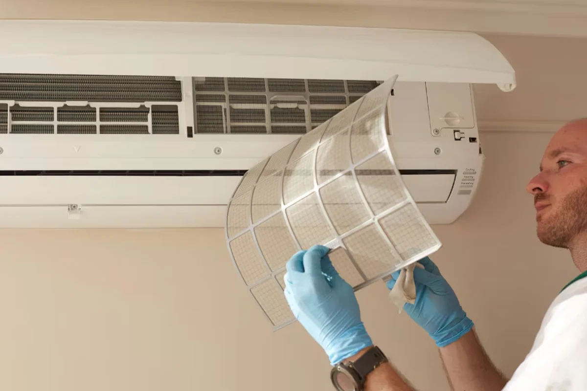 Como Limpar os Filtros do Ar Condicionado com um Truque Caseiro Sem Danificá-los