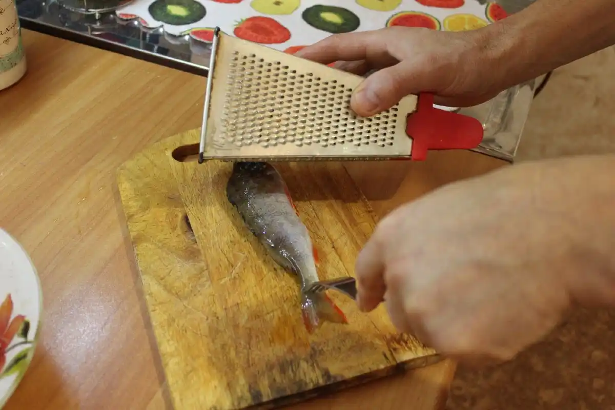 O Truque Simples para Limpar Peixe Sem Faca Nem Descascador