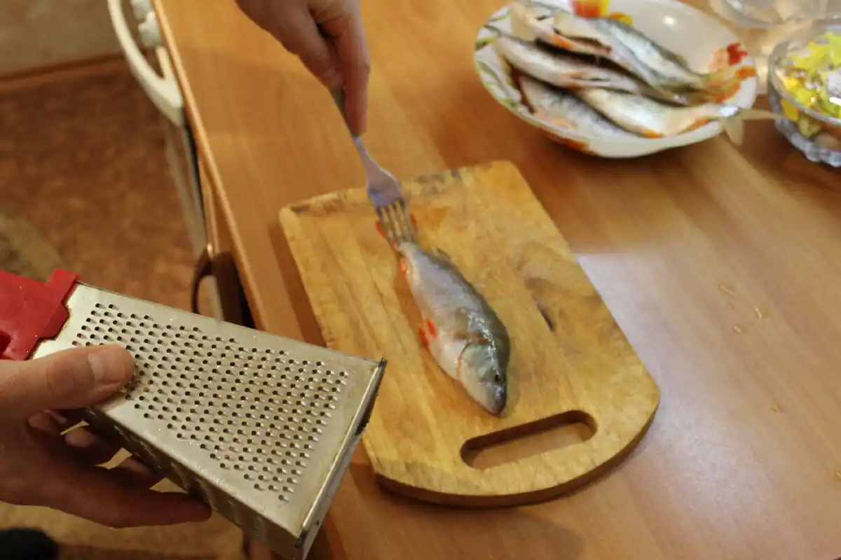 O Truque Simples para Limpar Peixe Sem Faca Nem Descascador