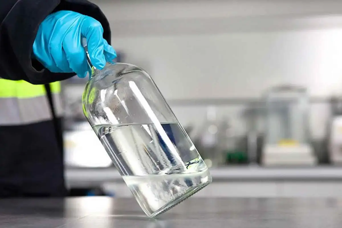 A mancha de óleo que parecia eterna desaparece por completo com este único truque que nunca falha