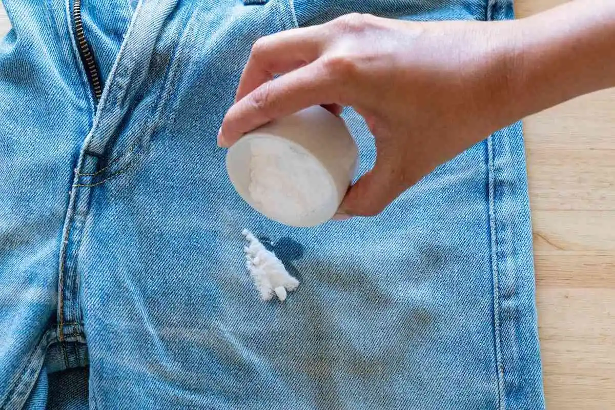 A mancha de óleo que parecia eterna desaparece por completo com este único truque que nunca falha