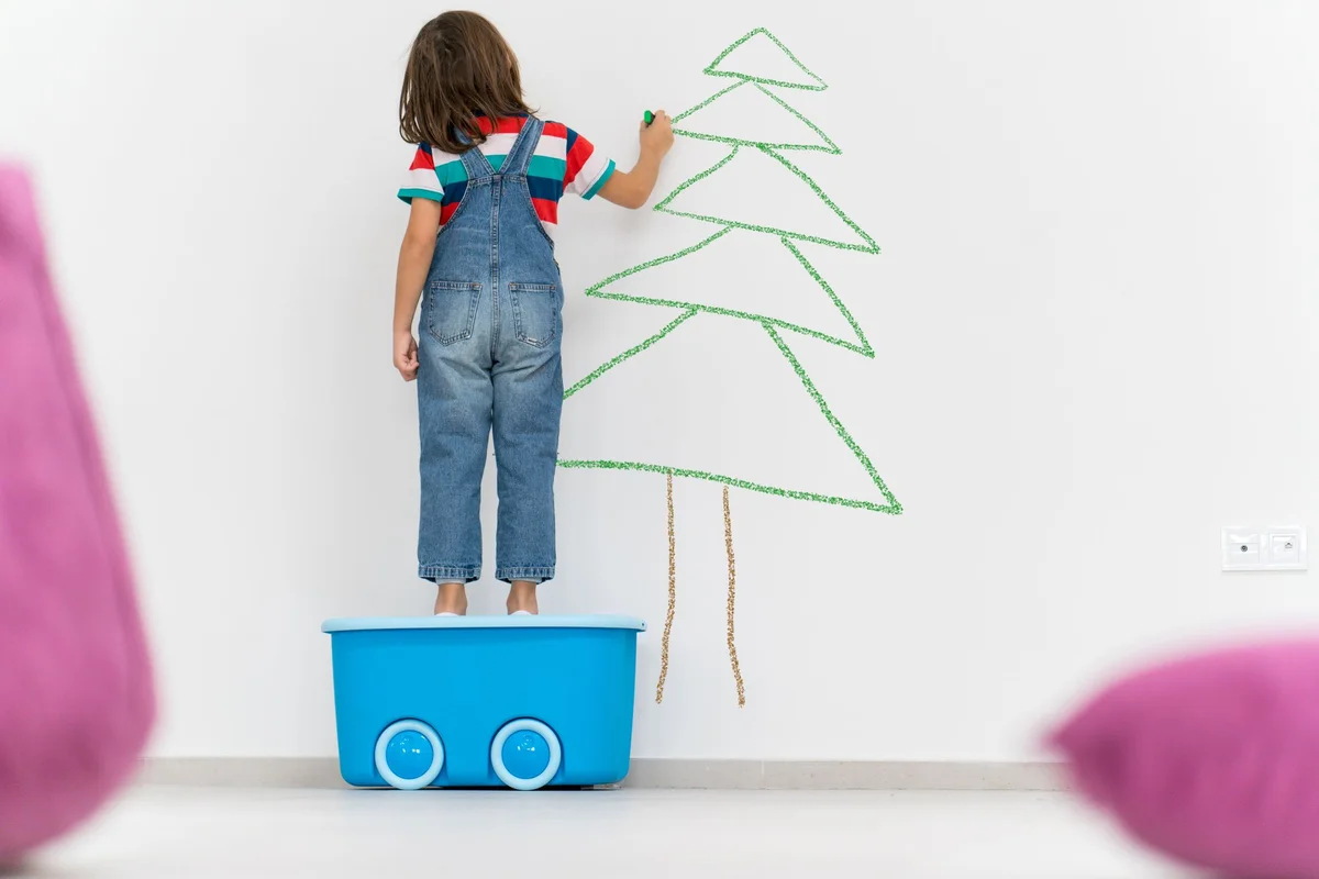 O risco de marcador no papel de parede que parecia impossível de tirar desaparece em minutos com este truque de dois ingredientes apenas