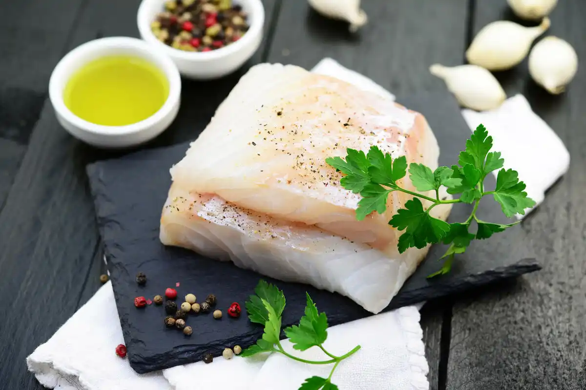 Merluza suculenta: técnica para um peixe macio e cheio de sabor