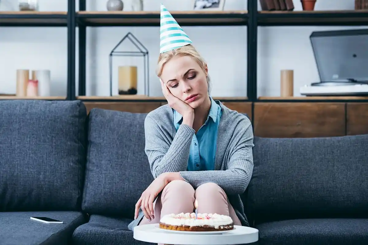 Não gostar de celebrar o teu aniversário: o que a psicologia revela sobre ti