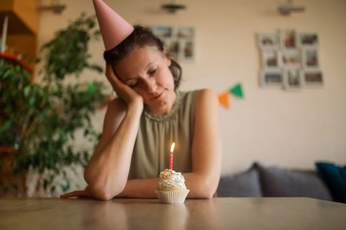 Não gostar de celebrar o teu aniversário: o que a psicologia revela sobre ti