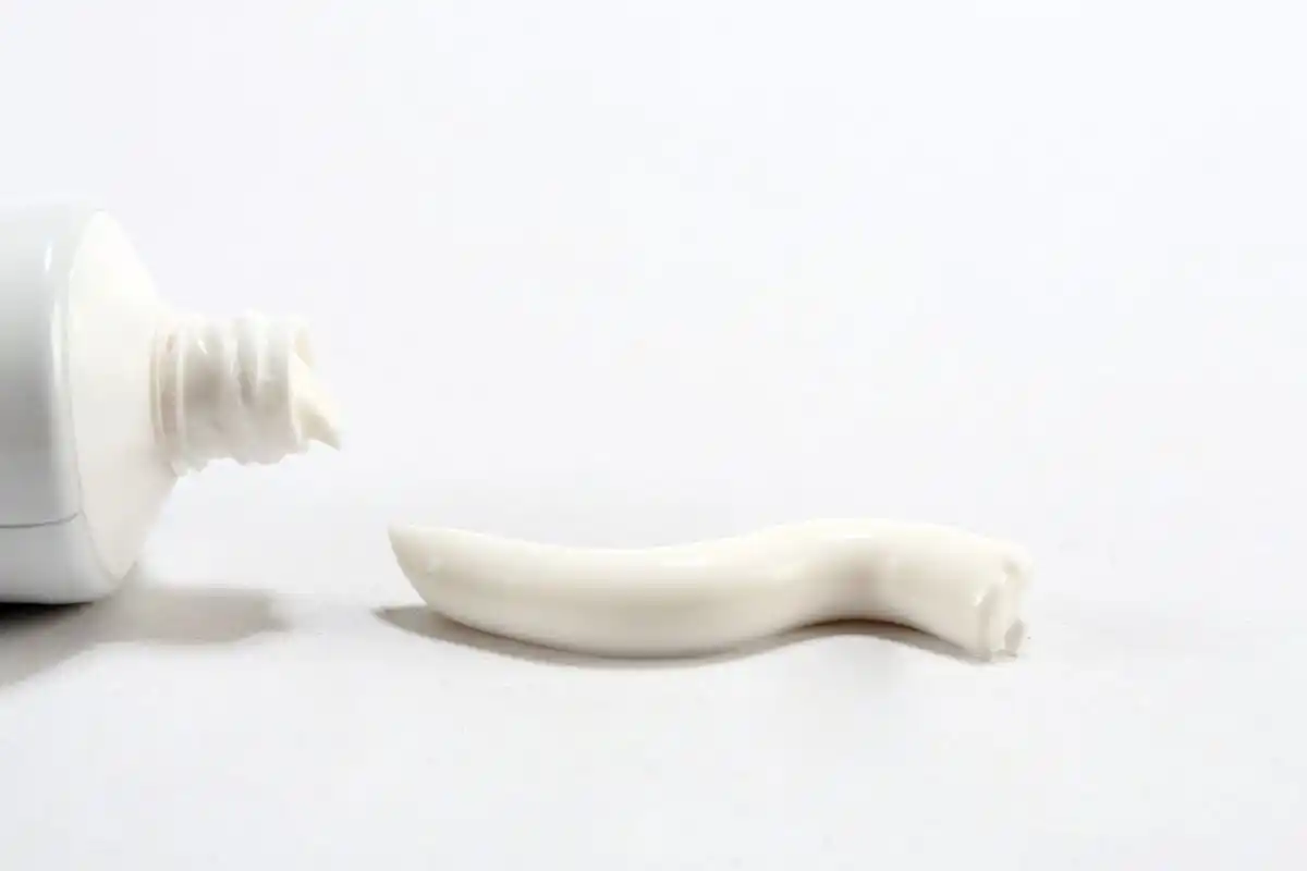 Nem lixívia nem sabão: o método caseiro para branquear ténis e deixá-los como novos em 15 minutos