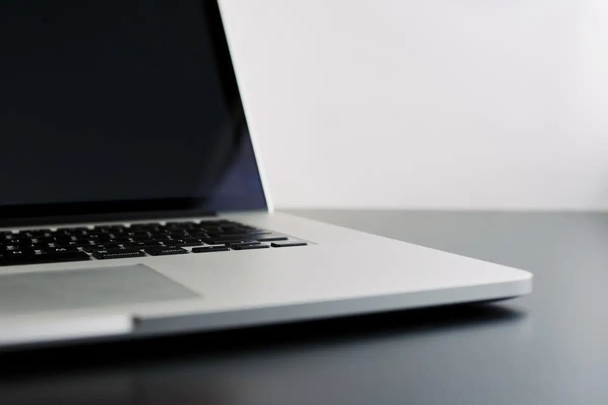 Novo MacBook Econômico da Apple em 2026: Processador de iPhone e Design Renovado