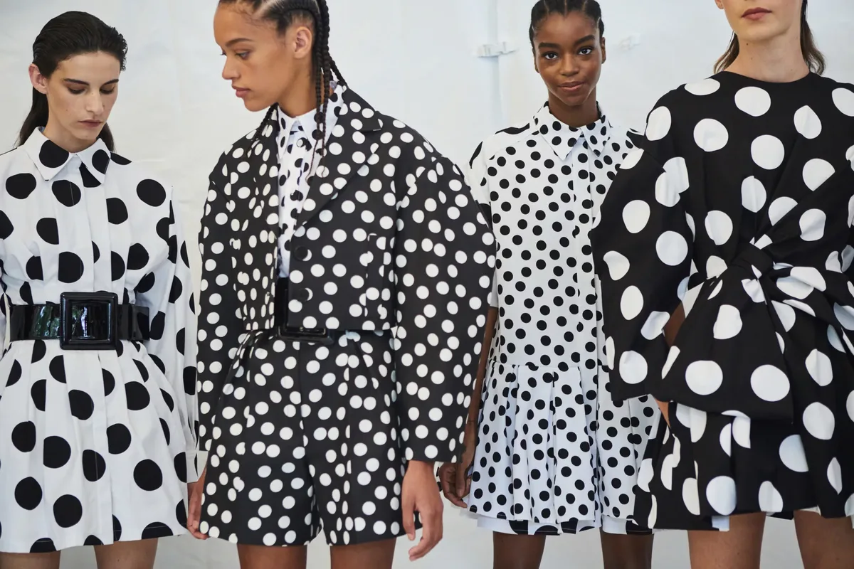 O vestido de pintas voltou e já é o padrão mais desejado de 2025/2026