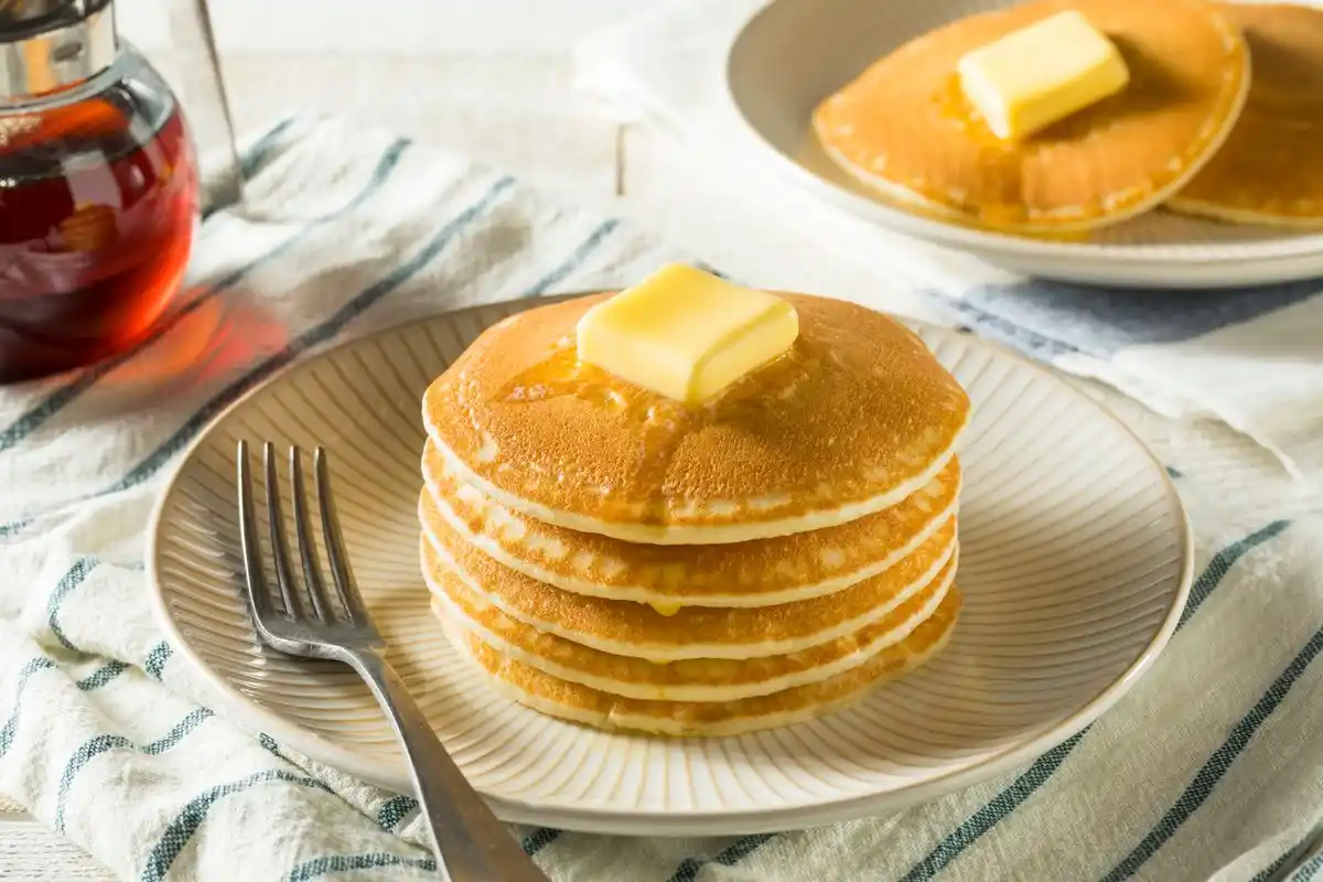 Adeus à farinha: como fazer panquecas fofas com apenas 2 ingredientes e em menos de 10 minutos