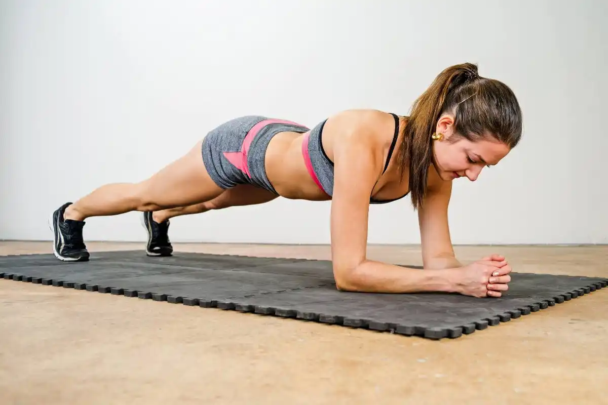 4 exercícios para treinar em casa e ganhar massa muscular – sem material