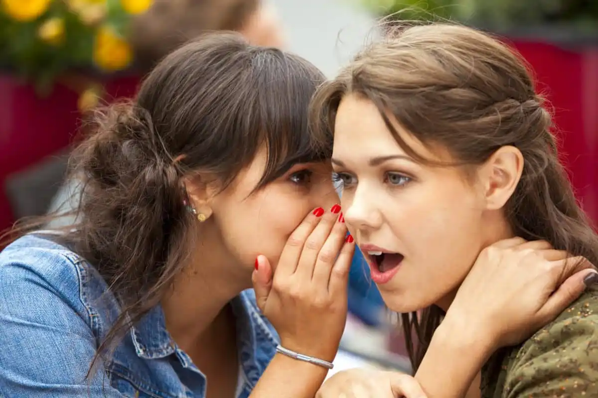 Quando alguém fala mal de ti pelas costas, a psicologia explica: o problema é sempre 100 % dessa pessoa