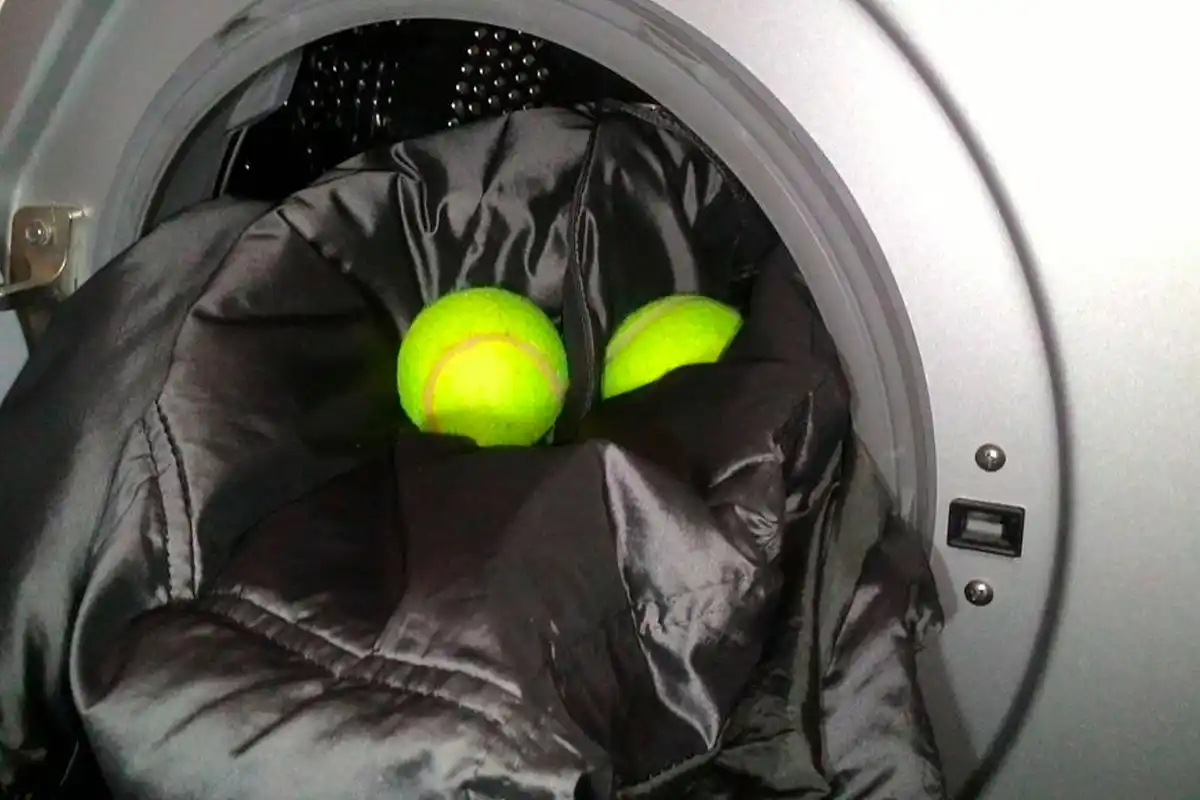 Como lavar o teu casaco de plumas em casa e deixá-lo como novo (o método completo que salva centenas de euros)