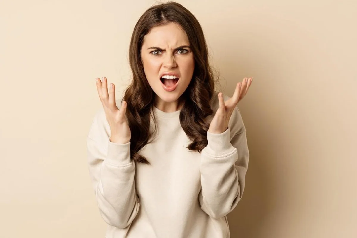 O que significa quando alguém franze a testa: o guia completo da psicologia comportamental